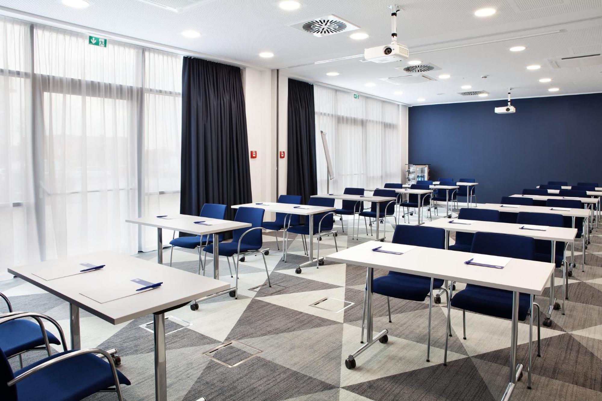 Holiday Inn Express - Duesseldorf Airport Esterno foto
